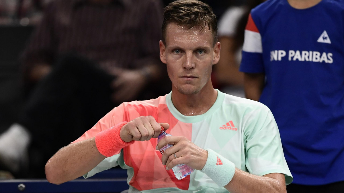 Dzięki wygranej z Joao Sousą Tomas Berdych ma jeszcze szansę na udział w ATP World Tour Finals w Londynie. Czech wygrał w 2. rundzie turnieju w Paryżu 6:3, 3:6, 7:5.