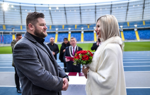 Ślub Pawła Fajdka (L) i Sandry Cichockiej (P) na Stadionie Śląskim w Chorzowie