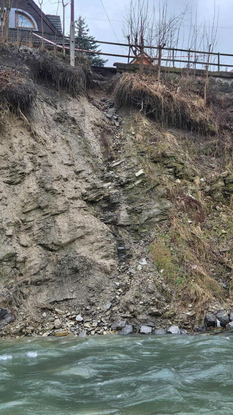 V Bielom Potoku vyhlásili mimoriadnu situáciu, došlo tam k zosuvu.