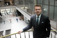 Ubrania, apartamenty i fryzjer. Zarząd NASK na zakupach za służbowe pieniądze