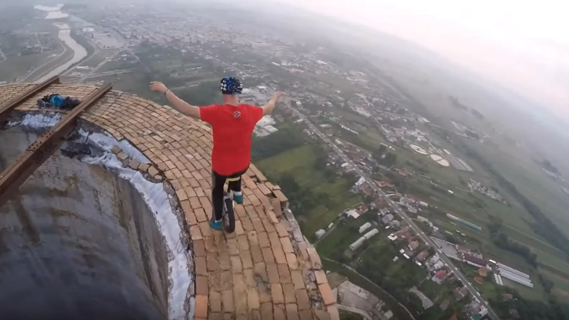 Jeździ na monocyklu po kominach. "Boję się tylko starości"