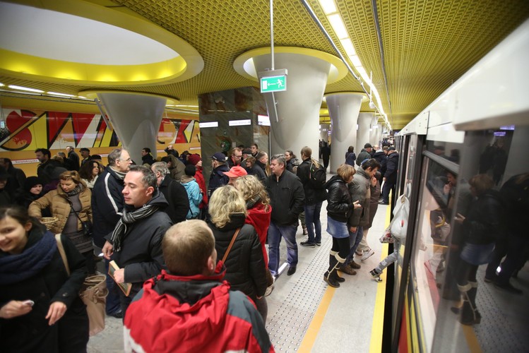 Pasażerowie na Stacji Świętokrzyska. W niedzielę 8 bm. uruchomiono centralny odcinek drugiej linii metra. Prezydent Warszawy Hanna Gronkiewicz-Waltz podkreślała podczas otwarcia, że to historyczny moment i przepraszała warszawiaków za opóźnienia przy budowie. Z pierwszą linią metra druga krzyżuje się na stacji 'Świętokrzyska'. <br><br>fot.  (mr) PAP/Leszek Szymański