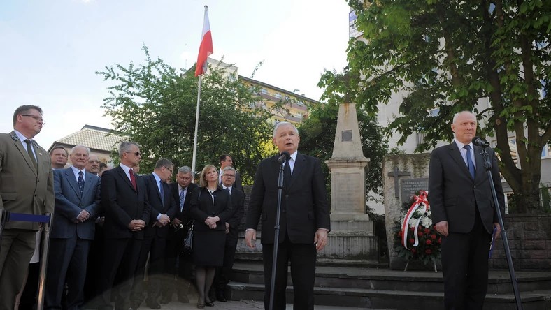 Rok 2014. Jarosław Kaczyński i jego druh Wojciech Jasiński przed pomnikiem radomskiego Czerwca '76. O ile Kaczyński pomagał poszkodowanym podczas wydarzeń czerwcowych robotnikom, to Jasiński był wówczas w PZPR i przyzwalał na wyrzucanie ich z pracy