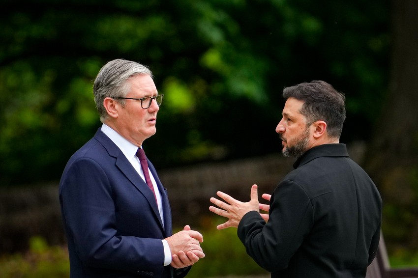 Kir Starmer i Volodimir Zelenski na samitu G7 u Evijanu 16. juna