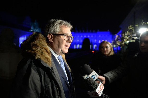 Ryszard Czarnecki rozmawia z dziennikarzami przed Pałacem Prezydenckim.