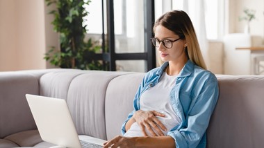 zus żąda zwrotu zasiłków po latach? przedsiębiorcze matki alarmują o kontrowersyjnych decyzjach