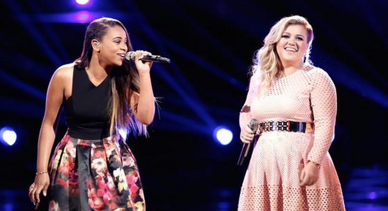 Kelly Clarkson and Koryn Hawthorne performing 'I'd rather go blind.'