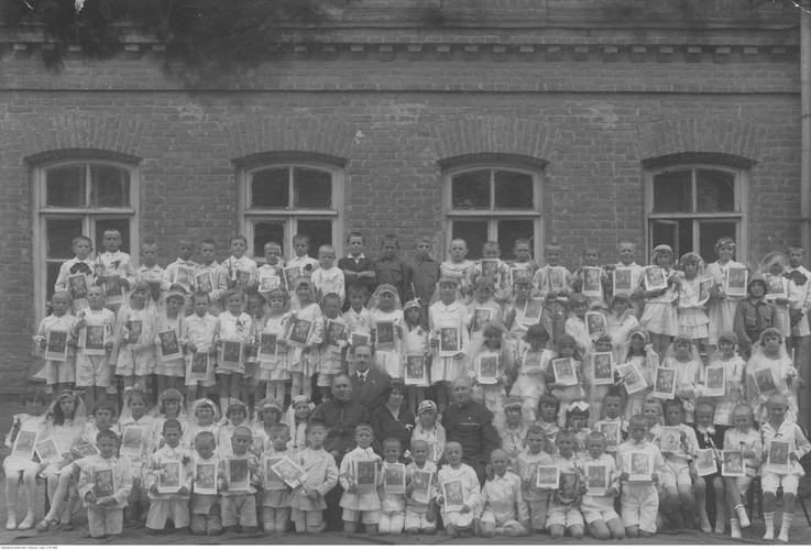 Uroczystość Pierwszej Komunii Świętej w Równem. fot. J. Dolinko, ok. 1918-1939