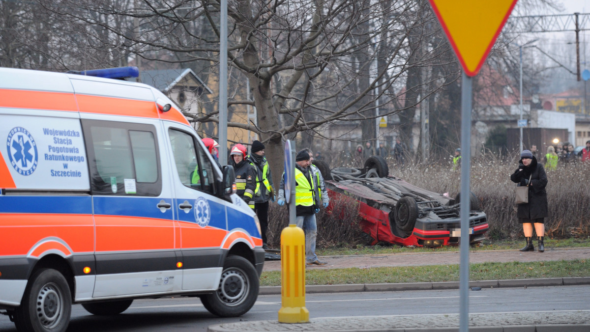 Pasażerka samochodu, którym pijany kierowca zabił wczoraj w Kamieniu Pomorskim sześć osób, zaprzeczyła informacjom, że mężczyzna zrobił to specjalnie - dowiedziało się radio RMF FM. Takiego scenariusza nie wykluczają jednak śledczy. Policja jako możliwe przyczyny wymienia też brawurę i nadmierną prędkość. Kierowca może usłyszeć zarzut doprowadzenia w stanie nietrzeźwym do katastrofy w ruchu lądowym, za co grozi do 15 lat więzienia. W prokuraturze rozpoczęło się już przesłuchanie sprawcy wypadku.