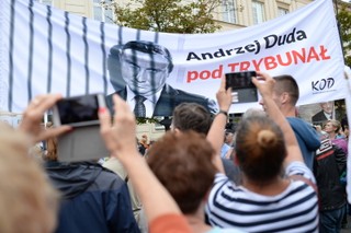 KOD demonstrował pod hasłem 'Andrzej Duda pod Trybunał'