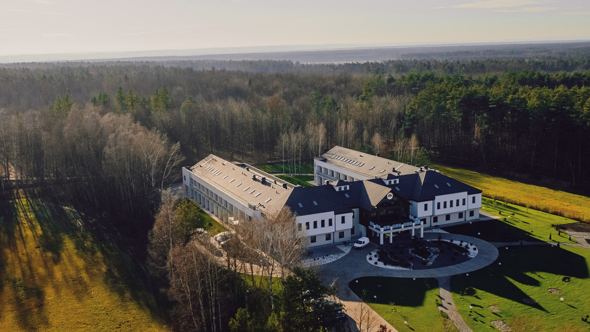 Niedaleko Rzeszowa, w spokojnym i urokliwym miejscu, otoczonym chronionymi obszarami Natura 2000 powstał Dom Opieki Medycznej i Seniora „Donum Corde”. Obiekt jest wyjątkowy i łamie stereotypy dotyczące domów opieki całodobowej dla seniorów o różnym stopniu samodzielności. Placówka nie stwarza barier architektonicznych, jest przyjazna dla pacjentów, może się pochwalić stylowo urządzonymi wnętrzami, własną kuchnią czy basenem.