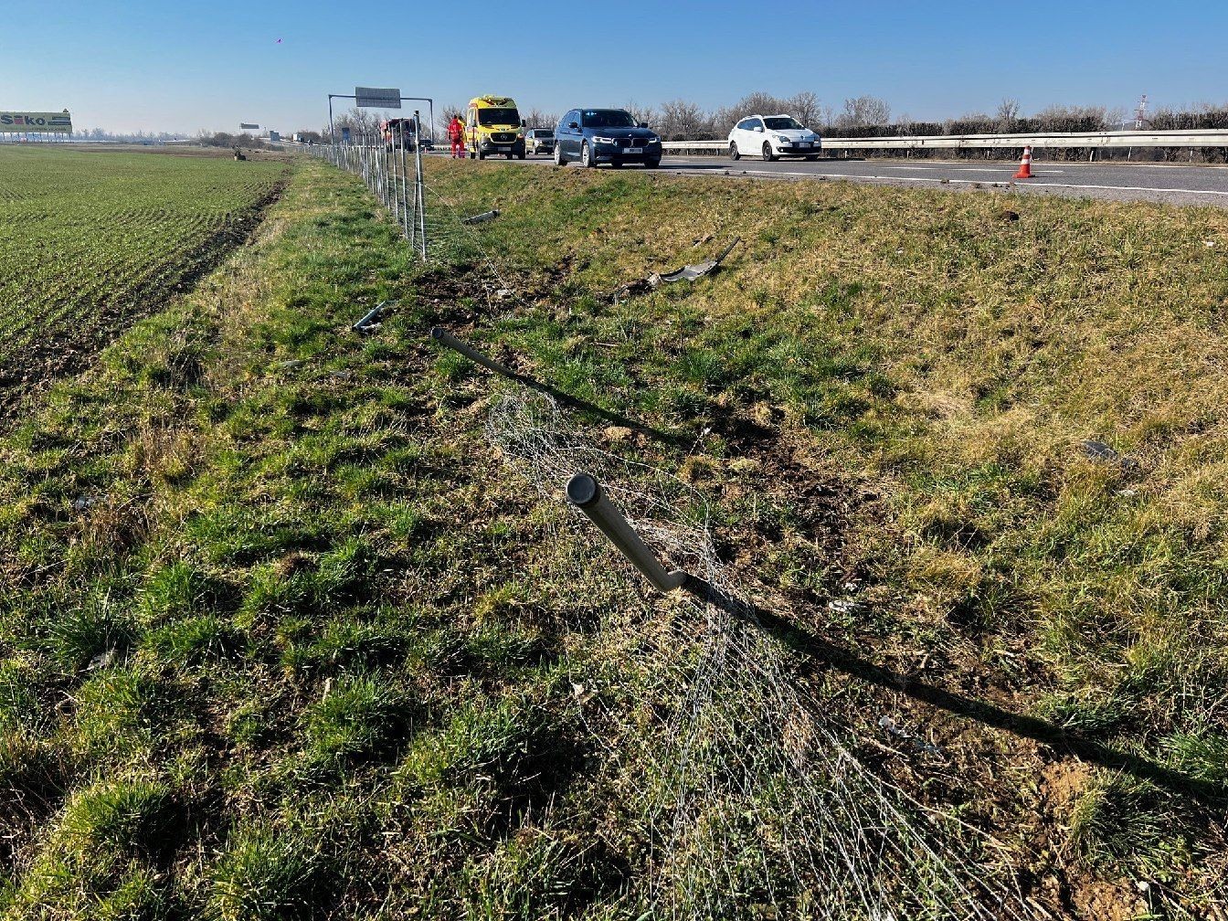 Pri nehode na diaľnici D1 sa zranila vodička osobného automobilu.