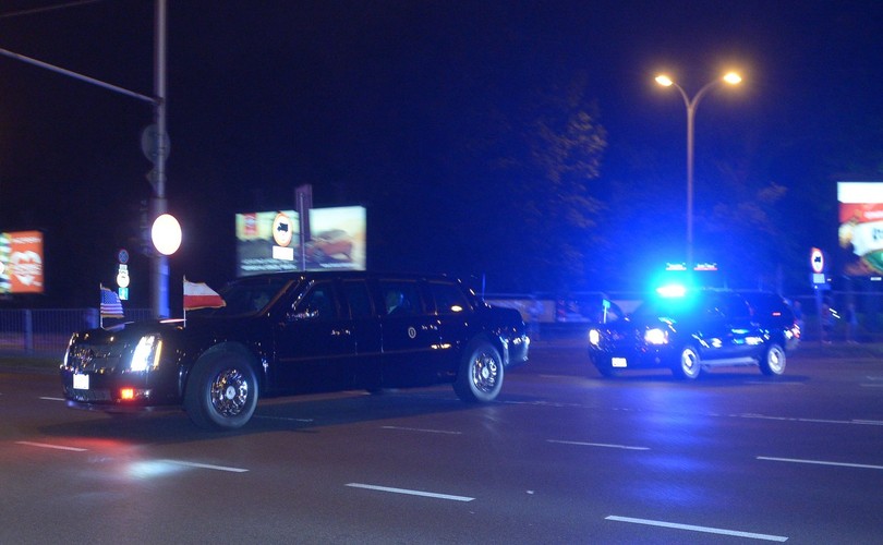 Kolumna pojazdów z limuzyną z prezydentem Stanów Zjednoczonych Donaldem Trumpem