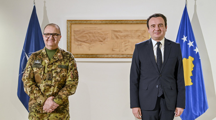 Albin Kurti koszovói miniszterelnök (j) és Angelo Michele Ristuccia dandártábornok, a Koszovóban állomásozó KFOR-csapatok parancsnoka. MTI/AP/Koszovói kormány tájkoztatási hivatala