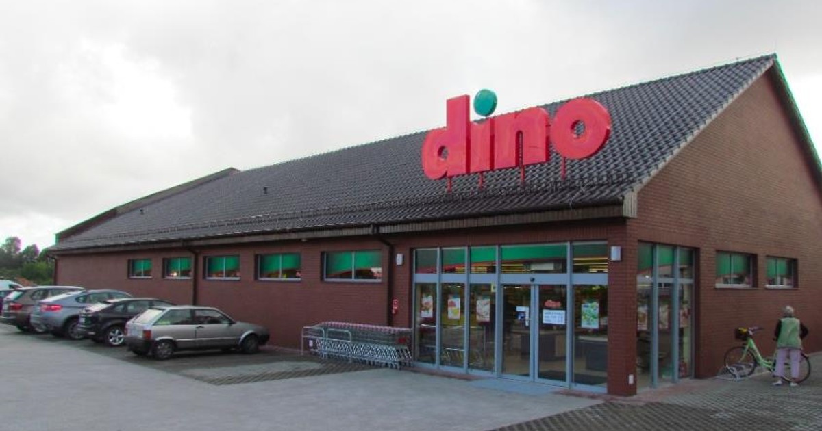 Rzucili żywe choinki w Dino. Klienci zerkają na ceny