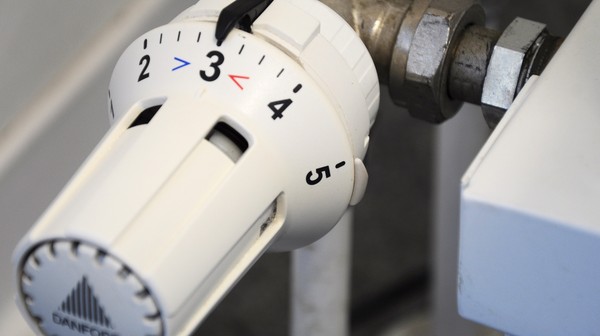 Wysokie ceny energii zmuszają do szukania oszczędności mieszkańców i włodarzy miast