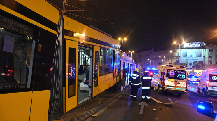 Sérült villamosok, miután összeütköztek a Boráros térnél 2022. december 19-én. A ráfutásos baleset miatt a 4-es villamos a Corvin-negyed és Újbuda-központ között, a 6-os a Corvin-negyed és a Móricz Zsigmond körtér között nem jár. A kimaradó szakaszon pótlóbuszok szállítják az utasokat /Fotó: MTI/Mihádák Zoltán