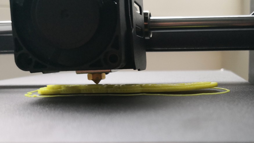 Hier hält das Filament nicht vernünftig und der Druck beginnt sich von den Ecken her zu lösen.