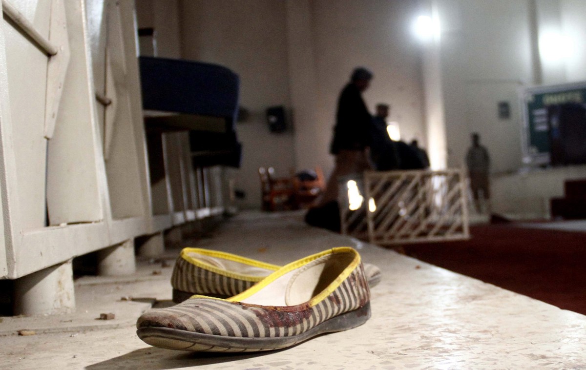 Dziecięcy bucik jedngo z uczniów, którzy zginęli w ataku