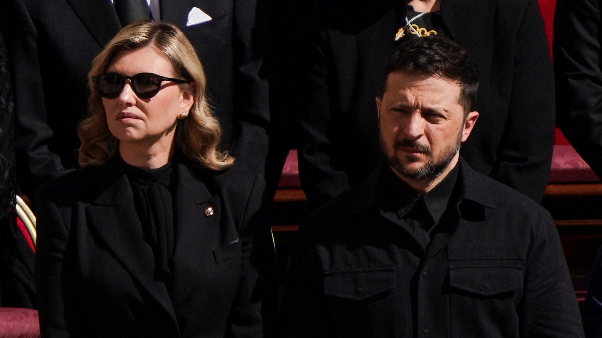 Ukrajinský prezident Volodymyr Zelenskyj a prvá dáma Olena Zelenská na pohrebe pápeža Františka I.