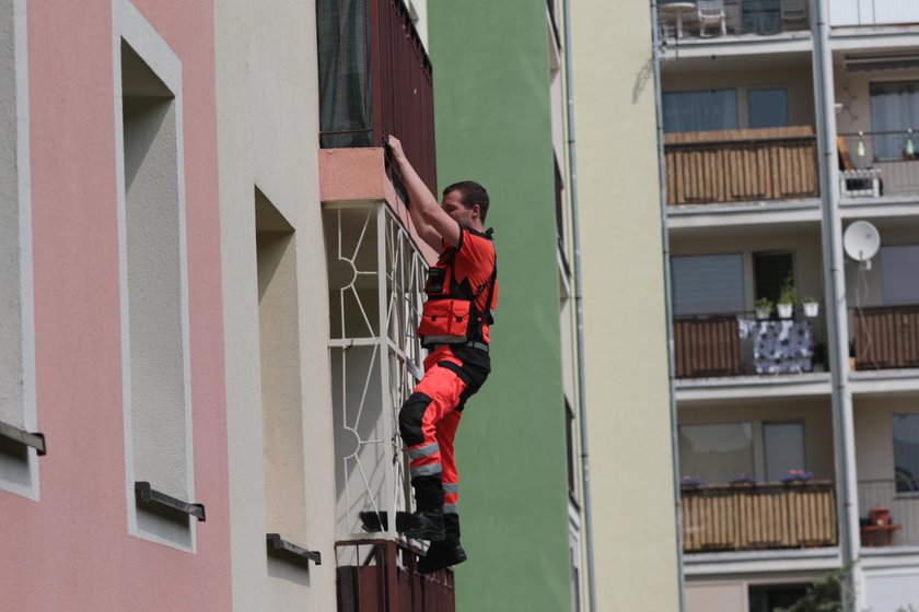 4-latka wezwała pomoc. Lekarz wspiął się po balkonie