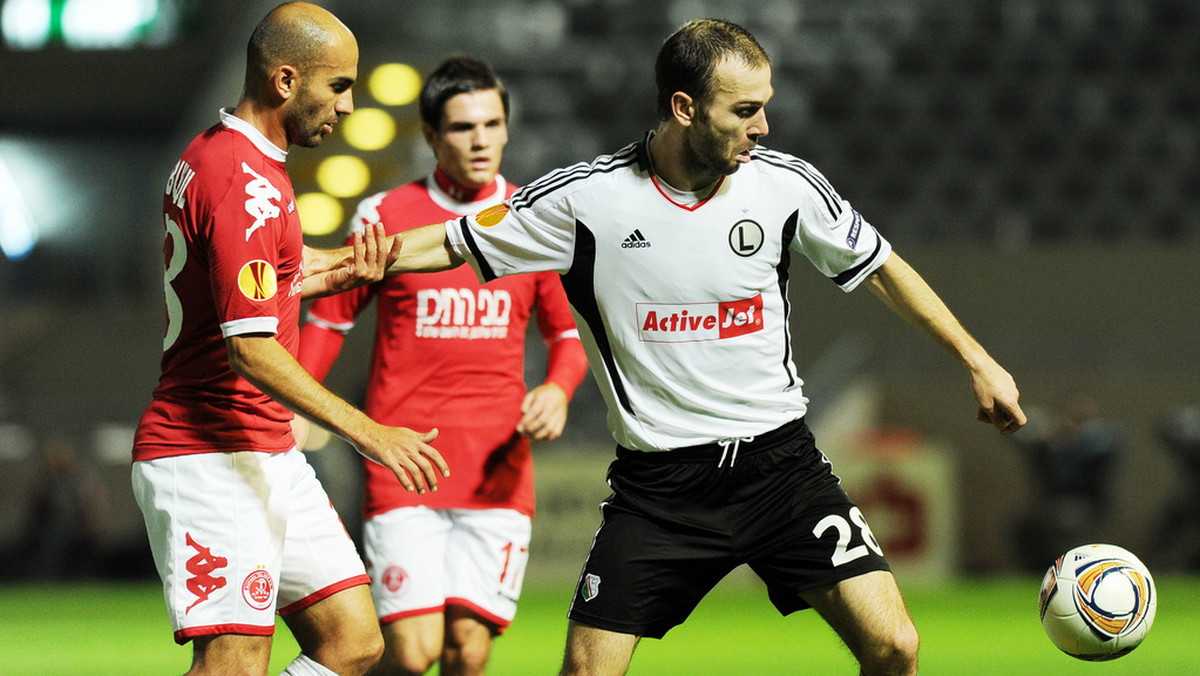 Legia Warszawa, pewna awansu do fazy pucharowej Ligi Europy, przegrała w ostatnim meczu rundy grupowej 0:2 (0:1) z Hapoelem Tel Awiw. Wojskowi czekają już na rywala w 1/16 finału rozgrywek, co podkreślają polskie media po meczu. Podobnie jak szansę, jaką Maciej Skorża dał rezerwowym graczom.