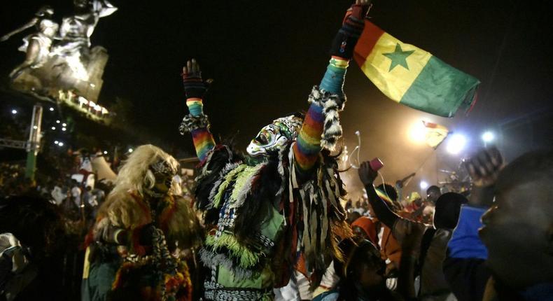 Les supporters sénégalais célèbrent à Dakar après la victoire des Lions sur l'Egypte en finale de la Coupe d'Afrique des Nations