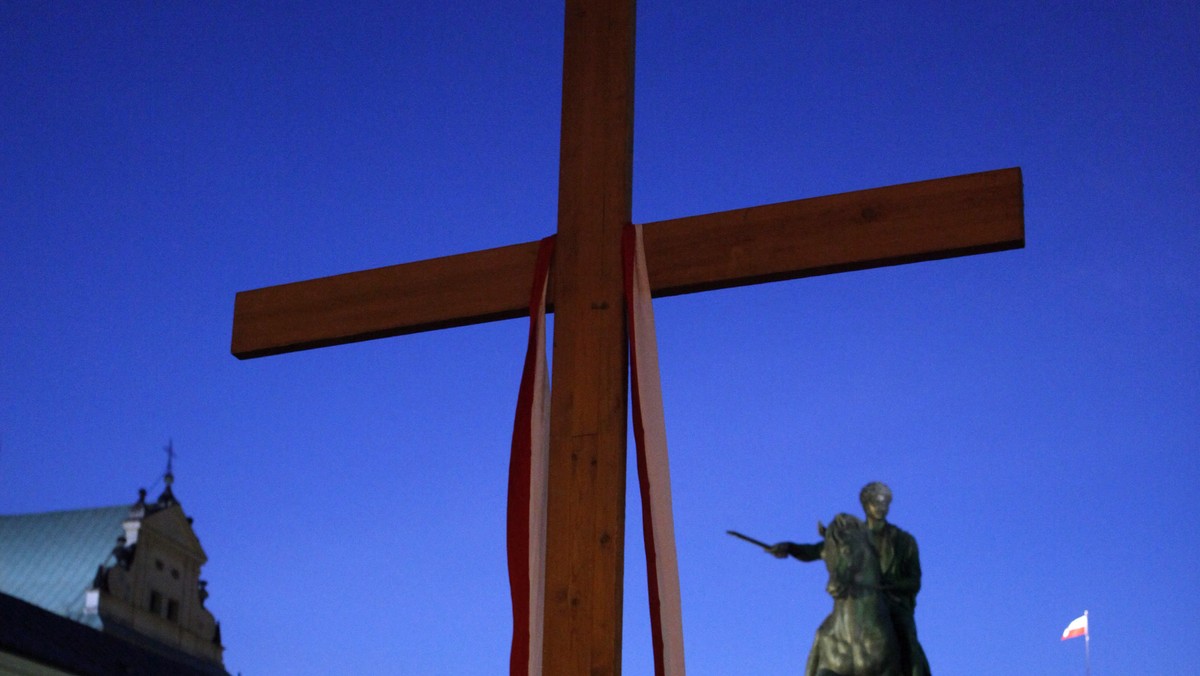 "PiS traktuje krzyż Chrystusowy jako zakładnika przy budowie fałszywej legendy Lecha Kaczyńskiego, PO podsycają spór dla maskowania katastrofalnej kondycji organizmu państwowego" - można przeczytać w oświadczeniu, jakie wystosowali Członkowie i Zarząd Stowarzyszenia Unum Principium. W dokumencie katolickiego stowarzyszenia, które m. in. protestowało przeciwko koncertowi Madonny w Polsce można przeczytać, że Unum Principium wyraża stanowczy sprzeciw wobec wykorzystywania do doraźnej gry politycznej niezwykłego przywiązania Polaków do znaku Krzyża Świętego.