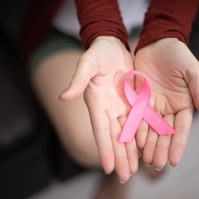 Mellrákkal küzd az ismert magyar műsorvezető