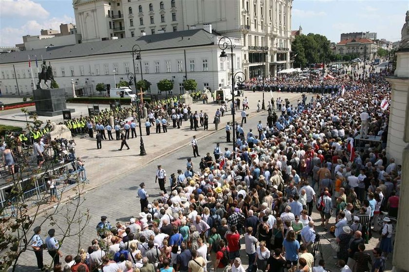 Jest już krzyż przed Pałacem Prezydenckim