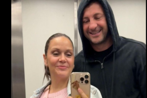 Evo kako izgleda Silvija Nedeljković 24 dana NAKON POROĐAJA Pevačica sva u rozem, pozira u liftu sa mužem: On u trenerci i sa kapuljačom na glavi (FOTO)