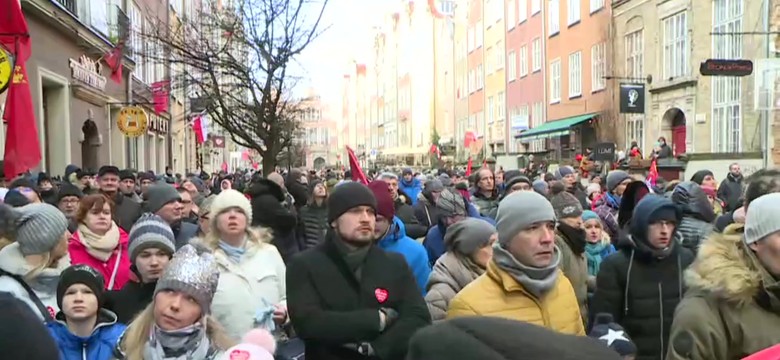 Tłumy przed wejściem do Bazyliki Mariackiej