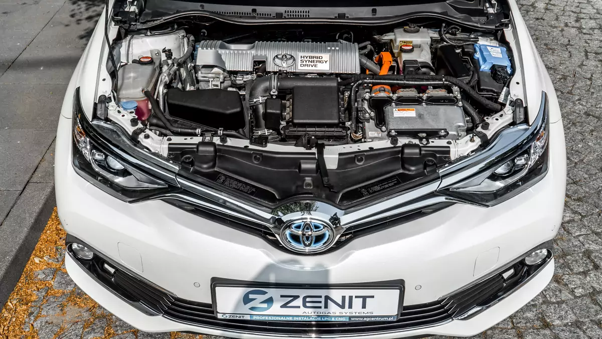 Silnik hybrydowej Toyoty Auris z instalacją LPG. Po lewej strony komory silnika widać sterownik Zenit. Wtryskiwaczy LPG nie widać – są schowane pod ozdobną pokrywą silnika