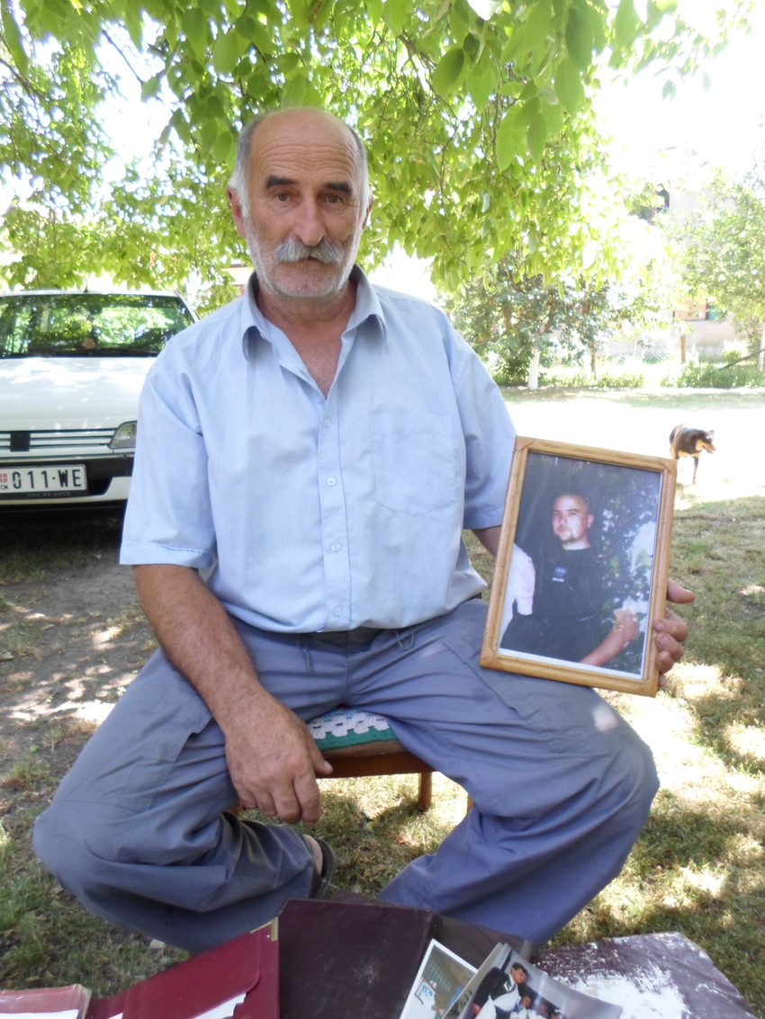 Milenko Markovic sa slikom ubijenog sina Gorana