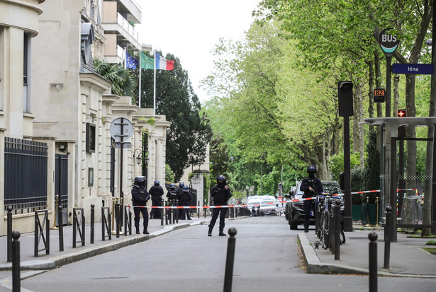Policja przed konsulatem Iranu