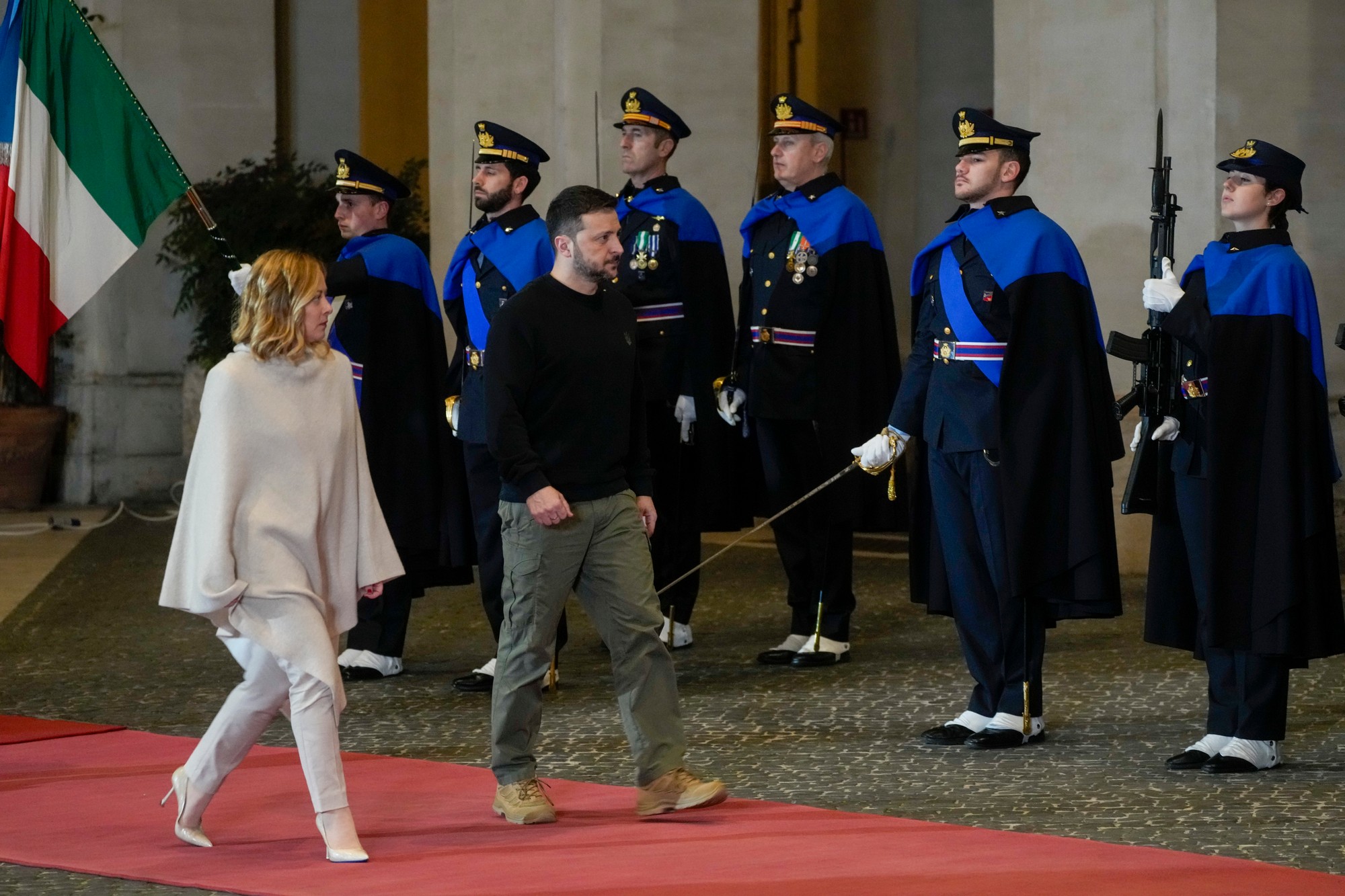 Talianska premiérka Giorgia Meloniová víta ukrajinského prezidenta Volodymyra Zelenského v Ríme.
