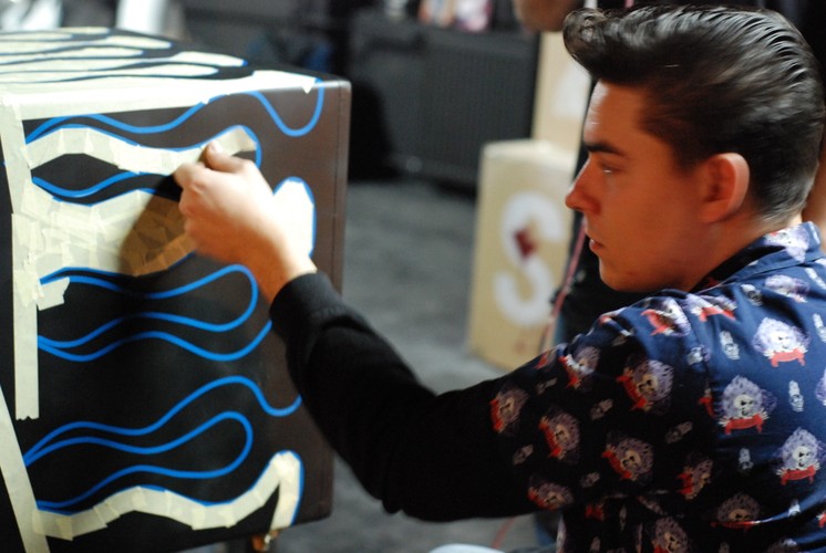 Sprzęty AGD otrzymywały nową tożsamość. I tak np. mała turystyczna lodówka  zmieniła się w Hot Roda, by odtąd już  chłodzić piwo tylko rokendrolowcom