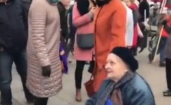Koszmar! 77-letnia Jelena Osipowa wyzywana i atakowana na ulicy za plakaty antywojenne