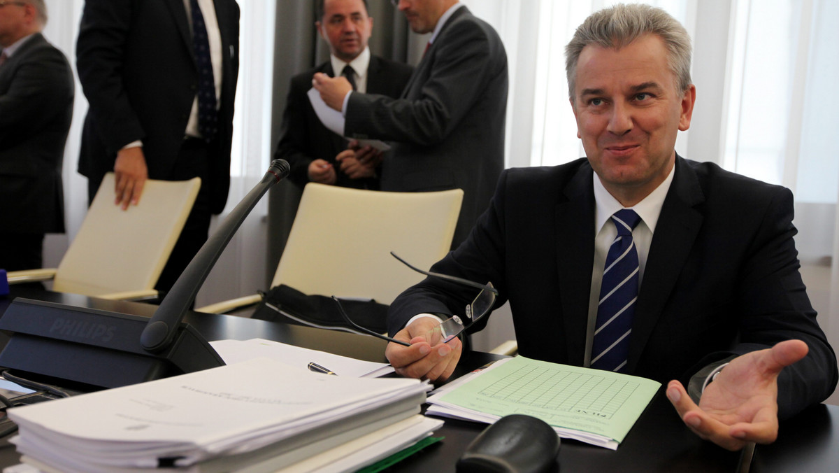 Sejm odrzucił wniosek o wotum nieufności wobec ministra infrastruktury Cezarego Grabarczyka. Przeciw jego odwołaniu głosowało 227 posłów, za było 178, 2 wstrzymało sie od głosu. Do odwołania ministra przez Sejm potrzeba co najmniej 231 głosów.