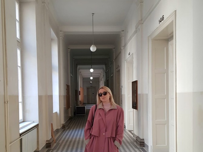 Roze haljina i rože stiklice