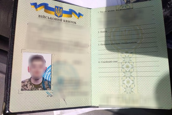 (FOTO) UHAPŠEN MLADIĆ (20) ZBOG SUMNJE DA JE UČESTVOVAO U RATU U UKRAJINI! U akciji učestvovala i BIA: Evo šta mu je sve zaplenjeno