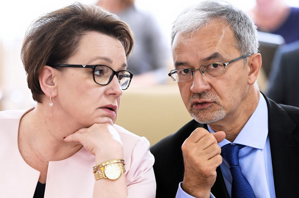 Minister edukacji Anna Zalewska i minister inwestycji i rozwoju Jerzy Kwieciński podczas posiedzenia plenarnego Rady Dialogu Społecznego.