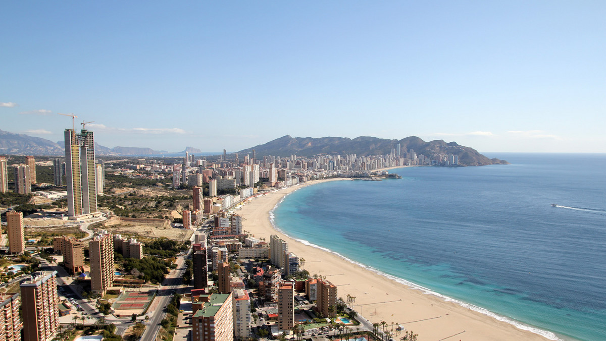 Benidorm to jeden z najsłynniejszych kurortów w Hiszpanii. Gwarantuje nie tylko niezwykłe widoki, ale również piękne, szerokie plaże, świetną kuchnię, szaleństwo w parkach rozrywki i wypoczynek na łonie przyrody.