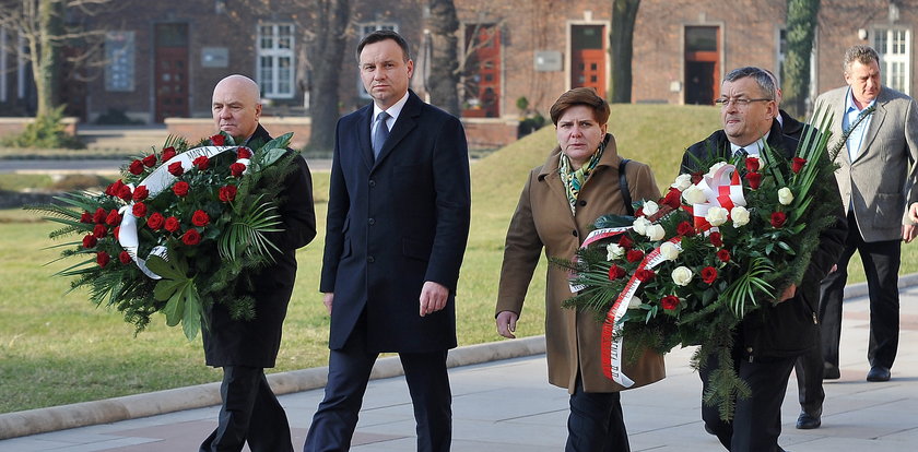 Wpadka Dudy nad grobem Lecha i Marii Kaczyńskich