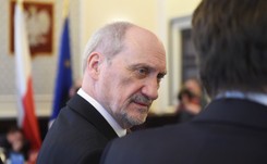 PO apeluje o zakończenie 'festiwalu niedorzeczności' wygłaszanych przez Macierewicza