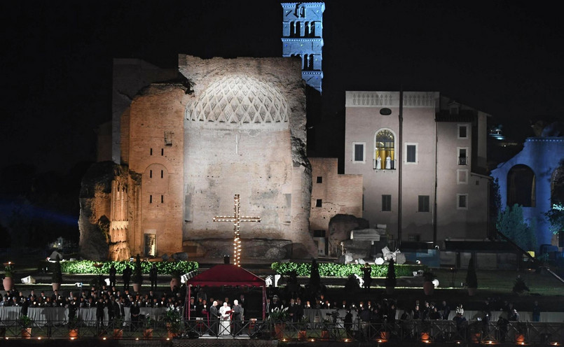 Papież Franciszek przewodniczy drodze krzyżowej w Koloseum