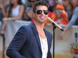 Robin Thicke znów w otoczeniu powabnych i półnagich pań