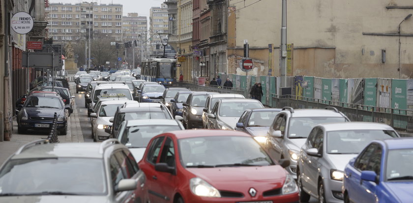 W szczycie kierowcy w centrum niemal stoją