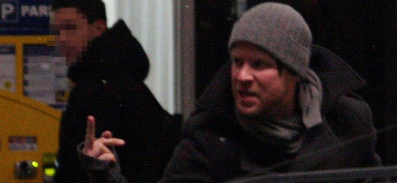 Serialowy aktor pokazał środkowy palec swojej dziewczynie