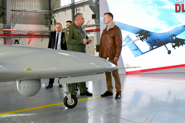 Mariusz Błaszczak i płk pilot Marcin Szubiński (L) podczas uroczystości w 12. Bazie Bezzałogowych Statków Powietrznych w Mirosławcu